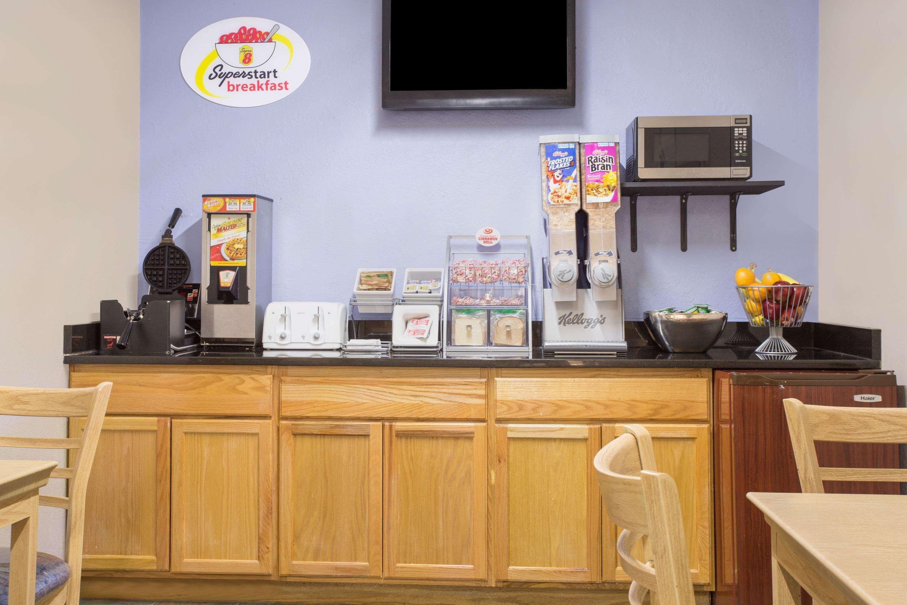 Super 8 By Wyndham Warner Robins Motel Exterior photo