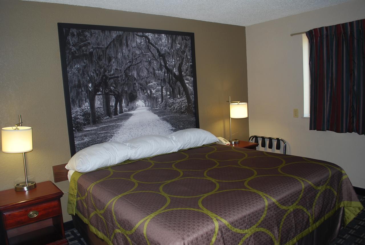 Super 8 By Wyndham Warner Robins Motel Exterior photo